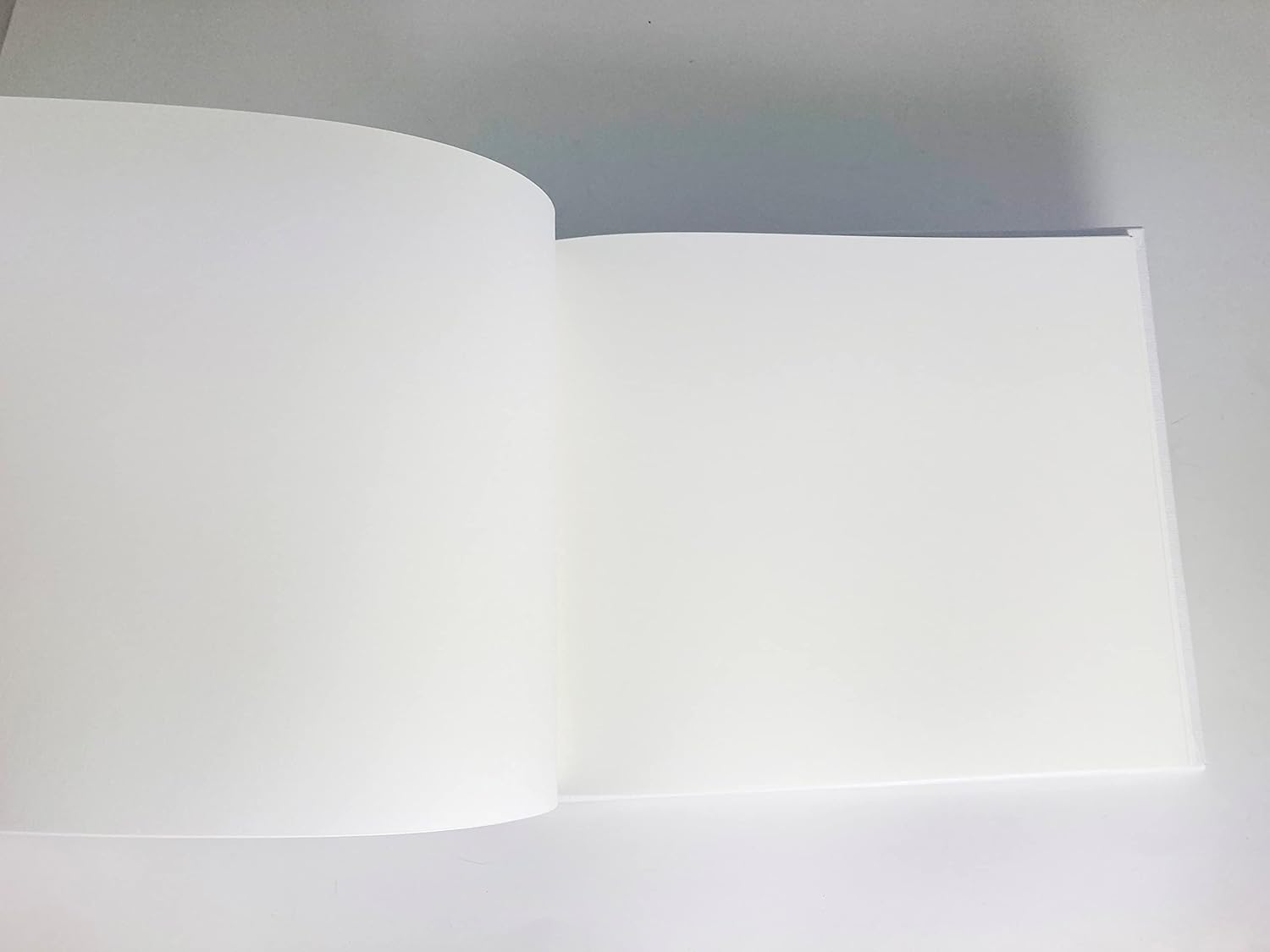 Libro de firmas bautizo bebe niña, libro visitas medidas, 27,5 x 23 x 2, 64 paginas, tapa dura, forrada gua Flex, con lazo plateado, más porta móviles personalizable - Imagen 4